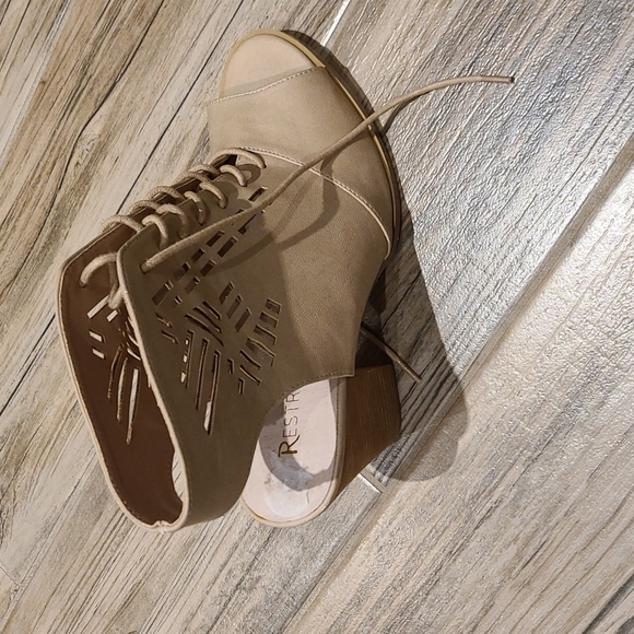 Restricted Women's Shoes Size 8 - Picture 2 of 4